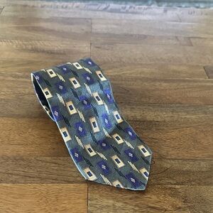 Elegant Tie with Geometric Design in Blue and Gold